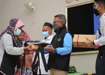 ISMAIL Abdul Muttalib (dua kanan) menyampaikan peralatan sekolah sempena program 'kembali ke sekolah' peringkat Dewan Undangan Negeri (DUN) Chenor di Dewan Terbuka Chenor di Maran, Pahang. - FOTO/ SALEHUDIN MAT RASAD