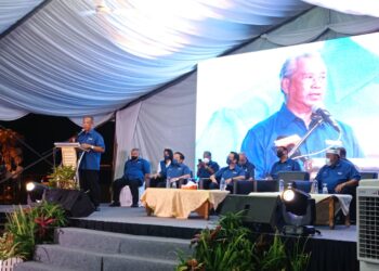 MUHYIDDIN Yassin ketika berucap pada Pentas PN DUN Tenggaroh di perkarangan Learning Centre Sentuhan Kasih Felda Tenggaroh 3 di Mersing, Johor. - UTUSAN/MASTURAH SURADI