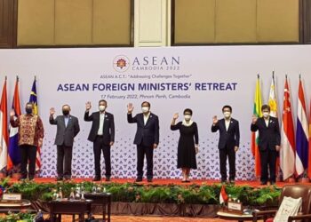 SAIFUDDIN Abdullah ketika menyertai sesi Pemukiman Menteri Luar ASEAN di Phnom Penh, Kemboja hari ini. – Foto ihsan Wisma Putra