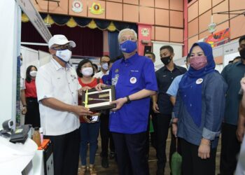 ISMAIL Sabri Yaakob bersama Noraini Ahmad (kanan) ketika menghadiri Karnival KPT Keluarga Malaysia di Batu Pahat, Johor.