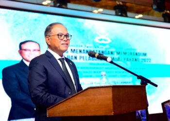 WAN ROSDY Wan Ismail ketika berucap pada majlis memeterai perjanjian pelaburan dengan syarikat pelabur luar negara di Johor Bahru, Johor.