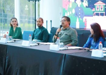PENGANJUR  memberikan taklimat terperinci berhubung festival bazar yang akan diadakan selama 66 jam nanti