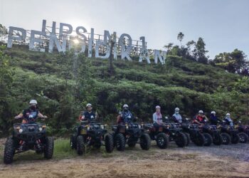 PENGUNJUNG mencuba ATV di Kampus Sultan Azlan Shah UPSI di Tanjung Malim kelmarin. - UTUSAN/IHSAN UPSI