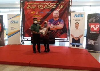 AMIRUDIN Shari (kiri) menyampaikan sijil kemenangan kepada peserta larian virtual Ayuh Selangor 1.0 di Bangunan SUK Selangor, Shah Alam, Selangor, hari ini. - UTUSAN / MOHAMAD NAUFAL MOHAMAD IDRIS