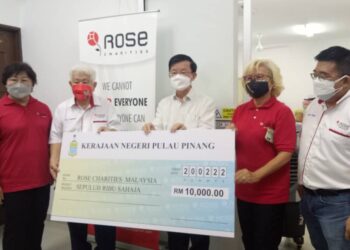 CHOW Kon Yeow (tiga dari kanan) ketika menyerahkan sumbangan kepada Presiden Rose Charities Malaysia, Datuk Lawrence Cheah (empat dari kanan) di Rose Charities Pulau Pinang, di Lebuhraya Codrington, Georgetown hari ini.