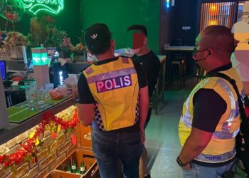 ANGGOTA polis dari Ibu Pejabat Polis Daerah (IPD) Melaka Tengah memeriksa sebuah premis dalam Op TBC baru-baru ini