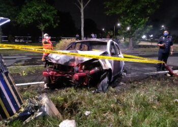 KEADAAN sebuah kereta yang terbakar dalam kejadian kemalangan berhampiran SK Ampangan dekat Seremban hari ini.-GAMBAR/IHSAN BOMBA