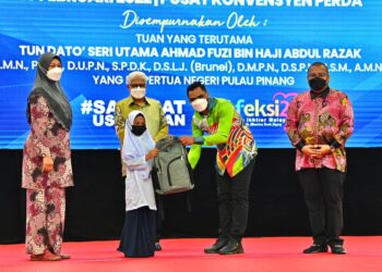Pengarah Urusan Amanah Ikhtiar Malaysia, Mohamed Shamir Abdul Aziz
menyampaikan bantuan kelengkapan persekolahan semasa Program Kembali Ke Sekolah Anak-Anak Sahabat di Tasek Gelugor sambil disaksikan Yang Dipertua Negeri Pulau Pinang, Tun Datuk Seri Ahmad Fuzi Abdul Razak dan Timbalan Pengerusi AIM, Mohd. Najib Mohd. Noor (Kanan).