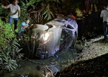 KENDERAAN jenis BMW dipercayai hilang kawalan dan terbabas ke sebelah kiri jalan lalu terhumban ke dalam parit dalam kemalangan di Jalan Kuantan-Maran berhampiran pusingan U Batu 3 dekat Tanah Putih di Kuantan, Pahang. - IHSAN PDRM