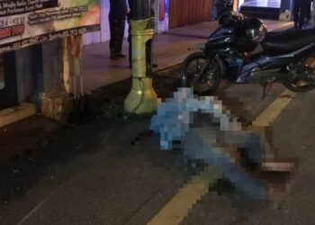 SEORANG penunggang motosikal maut selepas motosikal yang ditungganginya dirempuh sebuah kereta dalam nahas di persimpangan lampu isyarat pekan Kuala Pilah pagi tadi.-GAMBAR/IHSAN POLIS