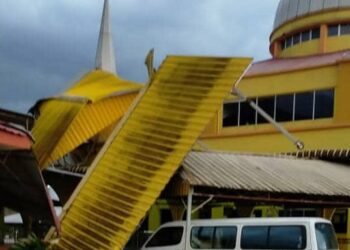 KEADAAN bumbung sebuah masjid yang rosak dalam kejadian ribut di tujuh mukim di Baling semalam.