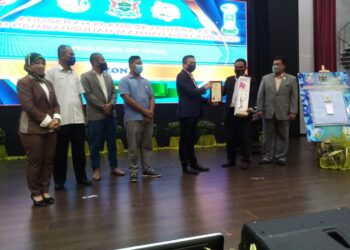 NG Sze Han (kiri) menyampaikan hadiah dan sijil penghargaan kepada wakil sebuah syarikat dalam Majlis Penghargaan Klang Sejahtera di Klang, Selangor, hari ini. UTUSAN / MOHAMAD NAUFAL MOHAMAD IDRIS