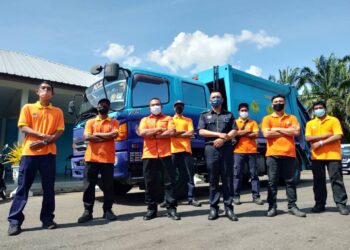ZAI ASMAWI Zainol Abidin (tiga dari kiri) dan Mohd Razizi Hassan (lima dari kiri) bersama barisan pekerja Wira Oren MBSP yang menjumpai barang kemas yang dibuang secara tidak sengaja oleh pemiliknya di Depo Operasi Pembersihan Tasek Gelugor MBSP, Pulau Pinang hari ini.