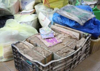 Al-QURAN rosak yang dikumpulkan dari kawasan bencana banjir di sekitar Lembah Klang. -JAWI
