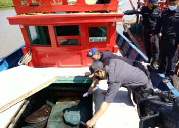 AZANIZAM Afendi Juri (kanan) dan Mohd. Rudzuan Ahmad menunjukkan tangki untuk menyimpan diesel di sebuah kapal di Pengkalan Kubor, Tumpat, Kelantan. - UTUSAN/YATIMIN ABDULLAH