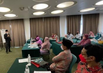 TENAGA pengajar, Ahmad Taufan Abdul Rashid dari Institut Penyelidikan Alam Sekitar Pantai Timur, Universiti Sultan Zainal Abidin (Unisza) memberi tunjuk ajar kepada peserta Bengkel Pengiraan Waktu Solat yang diadakan di Port Dickson hari ini.