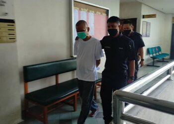 OOI Jium Seng (kiri) dihukum gantung sampai mati oleh Mahkamah Tinggi Shah Alam, Selangor hari ini selepas didapati bersalah mengedar dadah jenis ketamin seberat 1,761.1 gram, tiga tahun lalu.