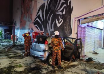 ANGGOTA bomba berusaha mengeluarkan mangsa yang tersepit di tempat pemandu selepas kenderaannya merempuh sebuah tembok bangunan di Jalan Ali, Muar, Johor.