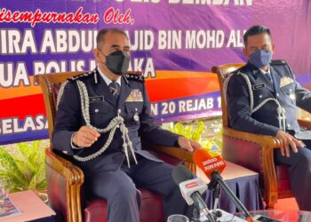 ABDUL MAJID Mohd. Ali pada sidang akhbar selepas menyempurnakan Perasmian Balai Polis Bemban, Jasin, Melaka. - UTUSAN/DIYANATUL ATIQAH ZAKARYA