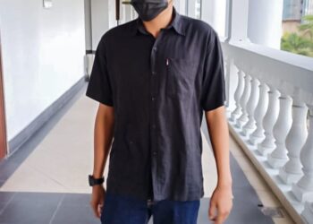 MUHAMAD Azwan Shah Abdullah hadir di Mahkamah Sesyen Kuala Lumpur bagi menghadapi pertuduhan rasuah. UTUSAN/FAIZ ALIF AHMAD ZUBIR