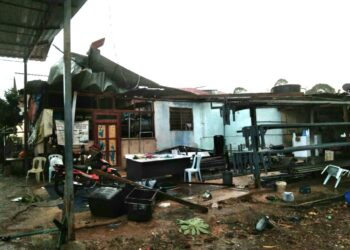 SALAH sebuah rumah yang rosak teruk apabila bahagian bumbung diterbangkan ribut di Kampung Tanah Merah, Krubong, Melaka. - UTUSAN/AMRAN MULUP