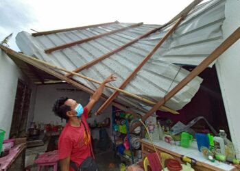 RAHMAT Alus menunjukkan struktur bumbung bahagian dapur yang patah dan rosak akibat dibadai ribut kuat di Kampung Belimbing Dalam, Alor Gajah, Melaka. - UTUSAN/MUHAMMAD SHAHIZAM TAZALI