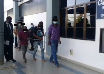DUA suspek (kanan dan dua kanan) yang disyaki terbabit kes samun dan tetak seorang peniaga diperintah tahanan reman selama tujuh hari selepas dibawa ke Mahkamah Majistret Sungai Petani di sini hari ini. - UTUSAN/OTHMAN YAHAYA
