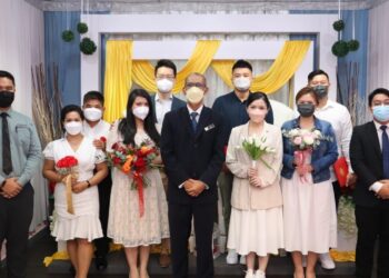 MOHAMMAD Abdullah (tengah) bersama-sama meraikan pasangan bukan Islam yang melangsungkan perkahwinan di Jabatan Pendaftaran Negara (JPN) Pahang di Indera Mahkota di Kuantan, Pahang. - FOTO IHSAN JPN PAHANG