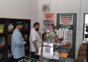 ABDUL Fattah Abdullah (tengah) melawat barangan halal produk Bumiputera di sebuah gerai selepas perasmian Kedai Projek Barang Asas 100  (BA100), Koperasi Kariah Masjid Tengku Sulaiman, Ketari di Bentong, Pahang. - UTUSAN/HARIS FADILAH AHMAD