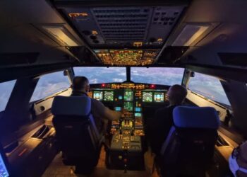 PENULIS (kanan) diberi penerangan tentang simulator pesawat yang dibangunkan oleh Havelsan semasa lawatan ke Turki, baru-baru ini.