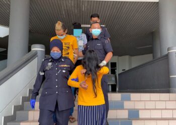 KESEMUA tertuduh diiring keluar anggota polis selepas dituduh dengan dua pertuduhan berasingan di Mahkamah Majistret dan Mahkamah Sesyen, Ayer Keroh, Melaka. - UTUSAN/DIYANATUL ATIQAH ZAKARYA