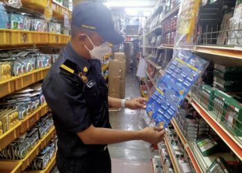 PEGAWAI PPDNHEP Pulau Pinang memeriksa barangan yang menggunakan cap dagangan berdaftar disyaki palsu dalam dua serbuan berasingan di Georgetown dan Butterworth semalam.