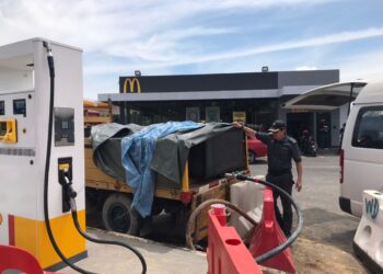 KPDNHEP menumpaskan aktiviti penyelewengan minyak diesel bersubsidi dalam dua serbuan ke atas sebuah stesen minyak di Jalan Pintasan Dengkil - Putrajaya. - KPDNHEP