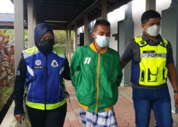 MOHAMAD Farol Rafiq Md.Rodzi (tengah) yang dituduh mencederakan bapa tirinya dibawa di Mahkamah Majistret Sungai Petani, hari ini. - UTUSAN/OTHMAN YAHAYA