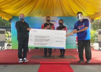 AHMAD HUSHAIRI IBRAHIM (kiri) menyampaikan replika cek sumbangan zakat pendapatan TNB kepada Mohd. Nazim (kanan) sambil disaksikan Tuanku Syed Faizuddin Putra Jamalullail dan Tuanku Lailatul Shahreen Akashah Khalil di Pulau Ketam, Kuala Perlis, semalam.- UTUSAN/SYED AZLAN SAYID HIZAR