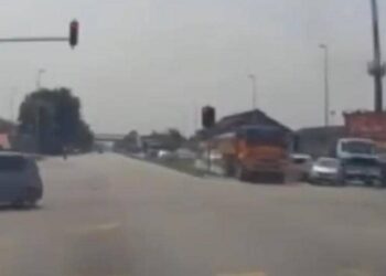 TANGKAP layar rakaman video sebuah lori melanggar empat kereta selepas breknya gagal berfungsi di KM 23 Jalan Klang -  Banting - Port Dickson dekat persimpangan Kampung Jenjarom di Kuala Langat, Selangor, semalam.