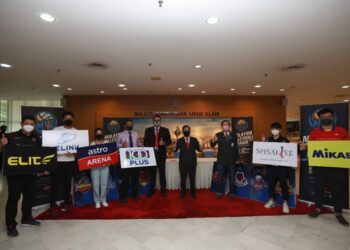 ZAMANI Ahmad Mansor (tiga dari kanan) bergambar bersama penaja kejohanan Liga Bola Tampar Malaysia (MVL) yang akan diadakan bulan depan. - UTUSAN/ABDUL RAZAK IDRIS