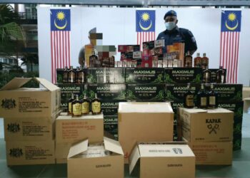 TAKTIK seorang peniaga menggunakan sebuah stor dan semak di belakang rumah di Pantai Acheh, Balik Pulau, Pulau Pinang untuk menyimpan rokok dan arak tidak bercukai gagal apabila berjaya dikesan Unit Risikan Marin Pasukan Polis Marin Wilayah Satu Pulau Pinang semalam.