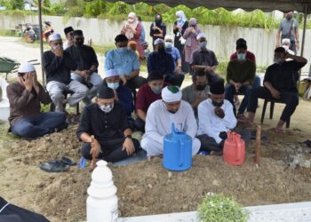 AHLI keluarga yang hadir pada pengebumian jenazah Allahyarham Ainon Abdul Ghani di Tanah Perkuburan Islam Kampung Melayu Sungai Rapat, Ipoh hari ini. - UTUSAN/ZULFACHRI ZULKIFLI