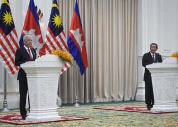 ISMAIL Sabri Yaakob dalam sidang akhbar bersama rakan sejawatnya, Samdech Techo Hun Sen di Kemboja, hari ini.