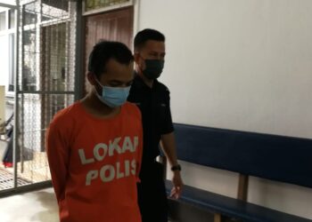 MUHAMMAD Jamil Abdul Kadir dibawa ke Mahkamah Sesyen Kemaman kerana meliwat dan melakukan amang seksual ke atas enam pelajar lelakinya pada Disember 2021 hingga Februari lalu. - UTUSAN/NIK NUR IZZATUL HAZWANI NIK ADNAN