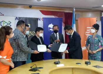 CHOW Kon Yeow (tengah) pada majlis menandatangani MoU antara PCEB dan MAG di Georgetown, Pulau Pinang hari ini.