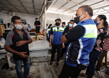 M. Saravanan ketika mengetuai Operasi Khas Bersepadu di sebuah restoran di Seremban di sini hari ini. - UTUSAN/MOHD. SHAHJEHAN MAAMIN