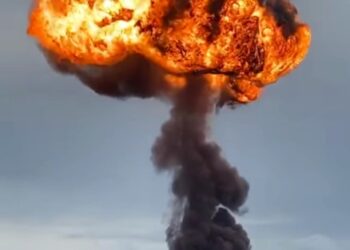 KEPULAN api dan asap hitam menjulang tinggi ke udara dalam kebakaran melibatkan sebuah kilang memproses getah tiruan di Kawasan Perindustrian Tanjung Langsat, Pasir Gudang.