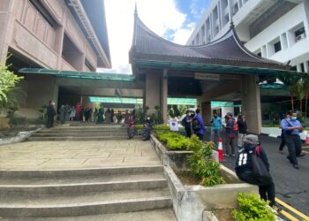 ORANG ramai di Wisma Negeri, Seremban berkumpul di luar bangunan tersebut selepas terdapat gegaran yang berlaku sekitar pukul 9.45 pagi tadi.