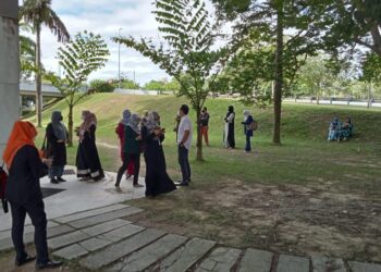 WARGA UTeM bertindak berkumpul di kawasan lapang selepas merasai gegaran gempa bumi yang melanda wilayah Barat Sumatera, Indonesia.