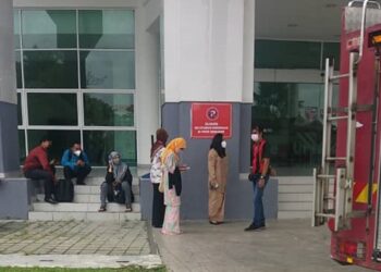PASUKAN penyelamat membuat pemantauan dekat sebuah bangunan di Universiti Putra Malaysia, Serdang selepas dilaporkan kawasan berkenaan turut merasai gegaran yang berlaku pada pukul 9.40 pagi tadi.