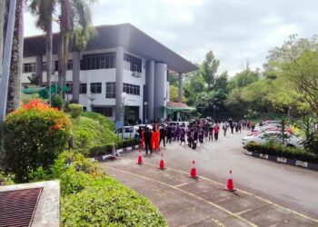 KAKITANGAN dan petugas di Mahkamah Shah Alam, Selangor serta orang awam diarahkan untuk mengosongkan bangunan mahkamah sehingga pemeriksaan bangunan selesai dijalankan pihak Jabatan Bomba dan Penyelamat Malaysia (JBPM) susulan kejadian gempa bumi pagi ini. - UTUSAN/NORHAYATI YAHAYA