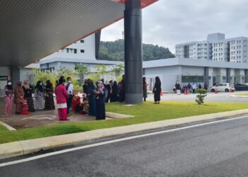 PARA penghuni Hospital UiTM yang terdiri daripada petugas dan pesakit keluar daripada bangunan selepas merasai gegaran pada pagi tadi.