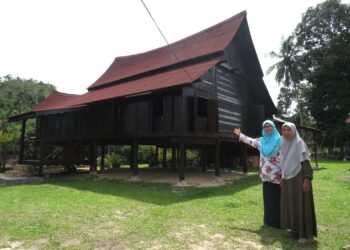 NORLIDA Idris (kiri) dan ibunya, Khadijah Hasan, 86, di rumah keluarga mereka yang terletak di Kampung Perigi Jernih, Senaling, Kuala Pilah yang siap diperbaiki menerusi inisiatif pemuliharaan bangunan dan rumah warisan yang dijalankan oleh kerajaan Negeri Sembilan.